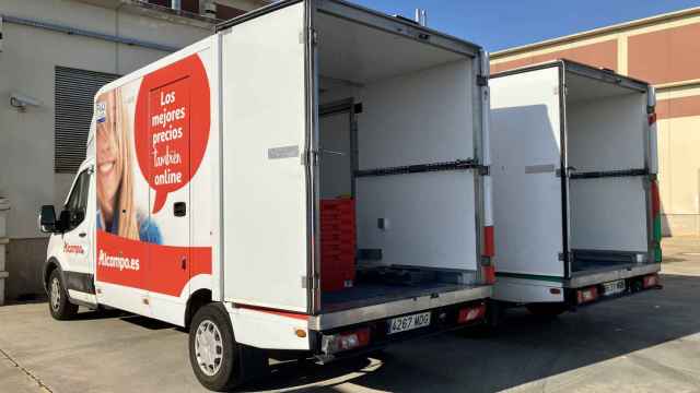 Dos de los camiones de la flota de Alcampo para su 'ecommerce' en Madrid