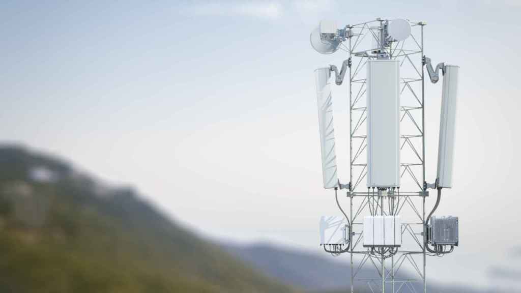 Imagen de una antena 5G con equipamiento de Ericsson.