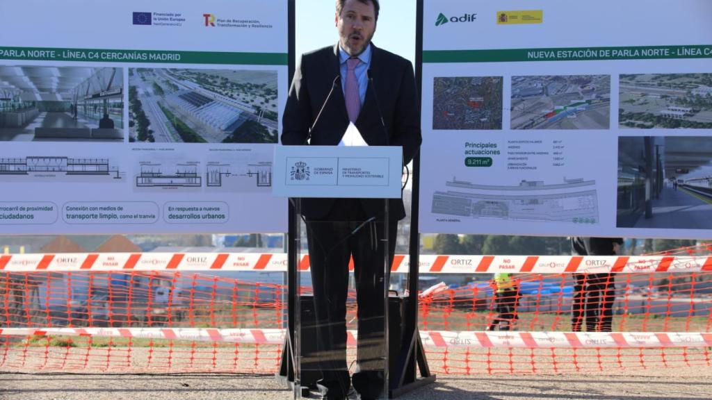 El ministro de Transportes, Óscar Puente, en el inicio de las obras de la nueva estación de cercanías de Parla Norte