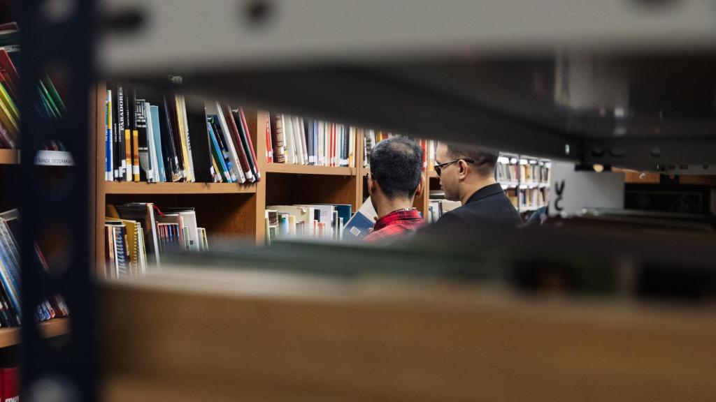 Santiago y Víctor, presos de la cárcel de Estremera, en la biblioteca.
