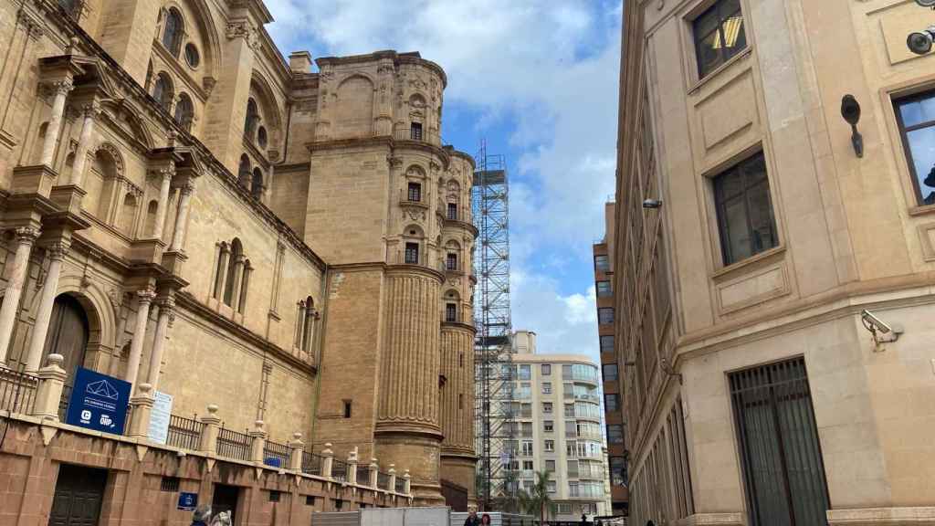 Imagen de la Catedral de Málaga y de una de las grúas ya instaladas.