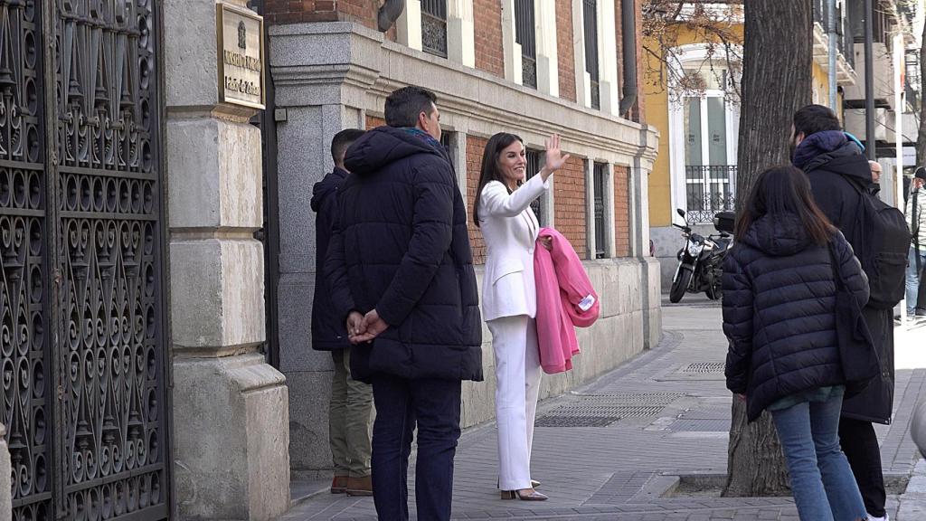 Letizia saluda a los reporteros en la calle.