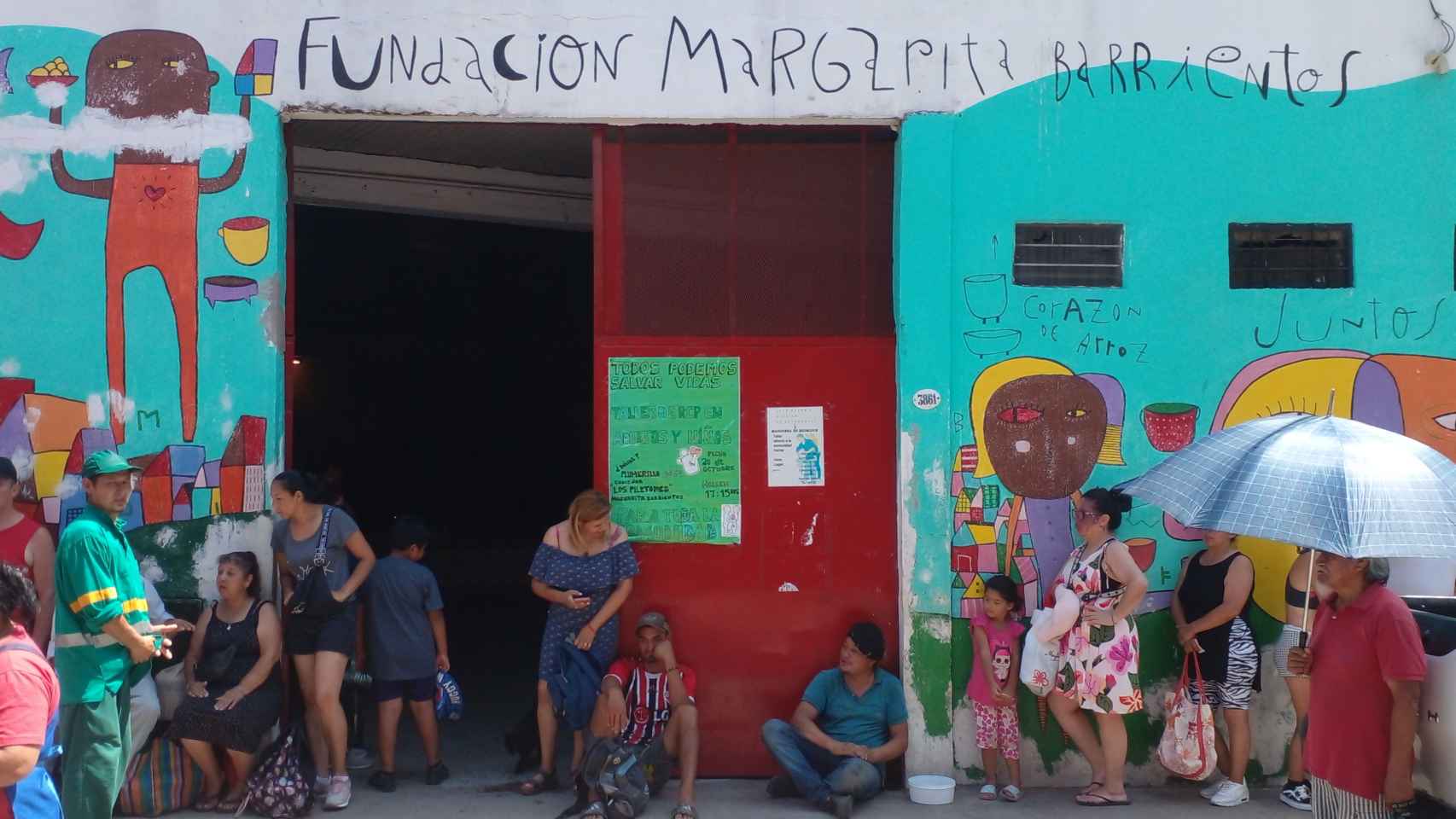 Un grupo de personas a la entrada de la Fundación Margarita Barrientos.