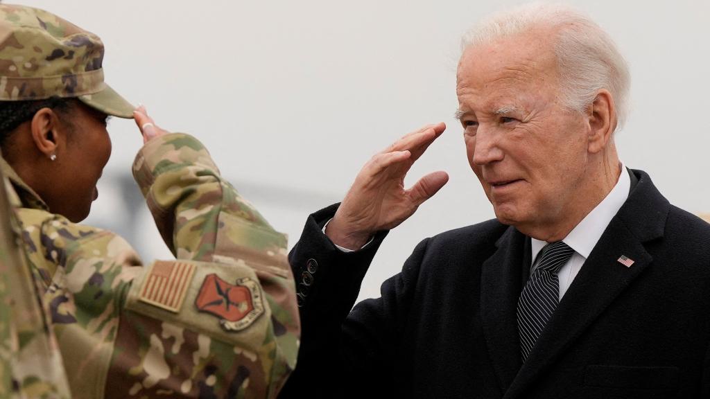 Joe Biden saluda a una militar en el aeropuerto donde han llegado los cuerpos de los militares asesinados.
