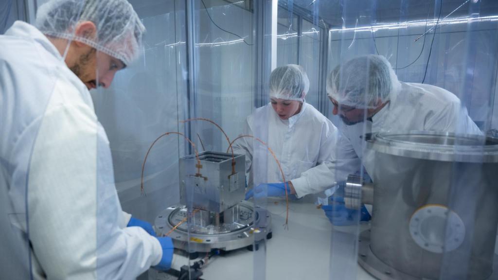 Biel Bonastre, Ana Pérez y Miquel Nofrarias del ICE-CSIC trabajan en el prototipo del subsistema de diagnóstico de temperatura.