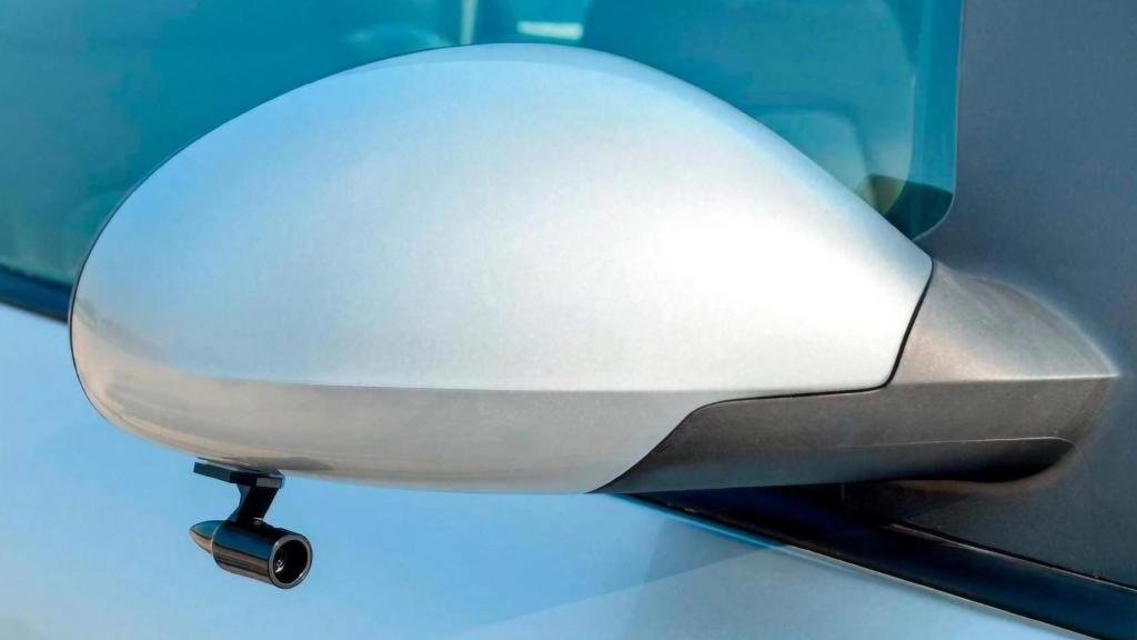 El silbato ultrasonido en un retrovisor.