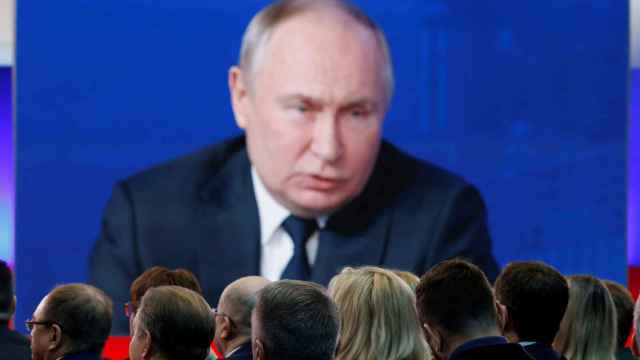Vladímir Putin, visto en una pantalla durante un acto de partido en Gostiny Dvor.
