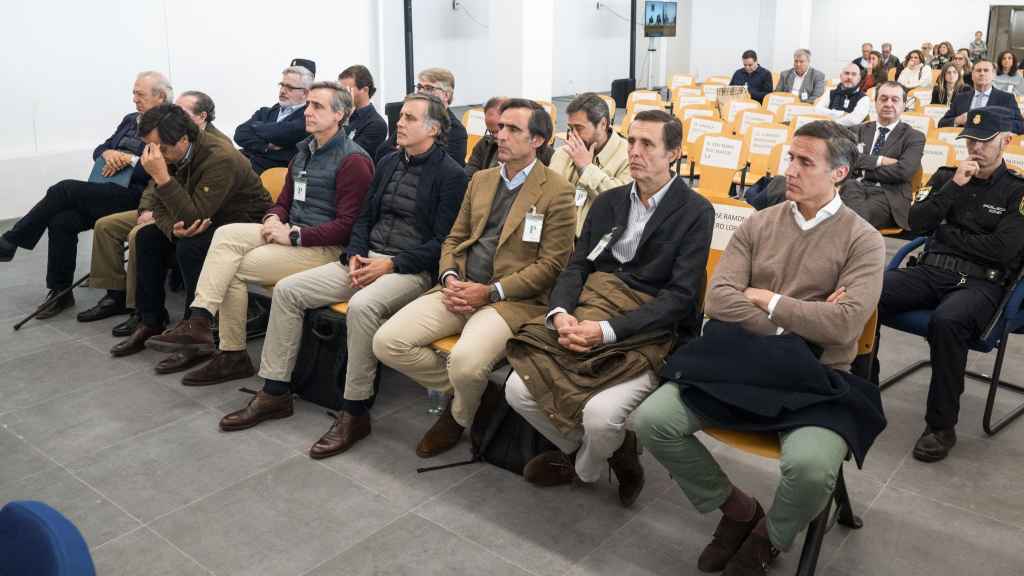 De derecha a izquierda: Álvaro, Zoilo, José María, Pablo, Francisco Javier y Alfonso, los seis hijos del empresario José María Ruiz-Mateos, este lunes en la Audiencia Nacional.