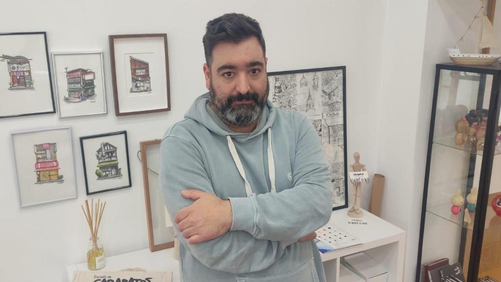 Miguel Vinatea, en su nuevo estudio de la calle Sánchez Barcáiztegui