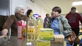 Algunas de las viudas que acuden al Economato Solidario 'Apoyo Mutuo', realizando sus compras.