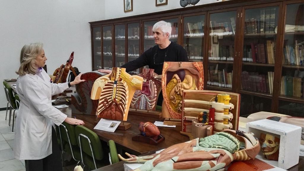 Los responsables del proyecto posan con los modelos restaurados.