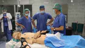 Profesionales del Hospital Macarena participan en el primer simulacro en un quirófano.