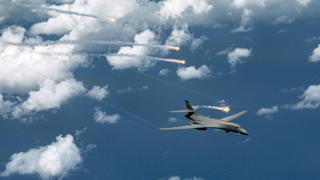 B-1B Lancer desplegando señuelos