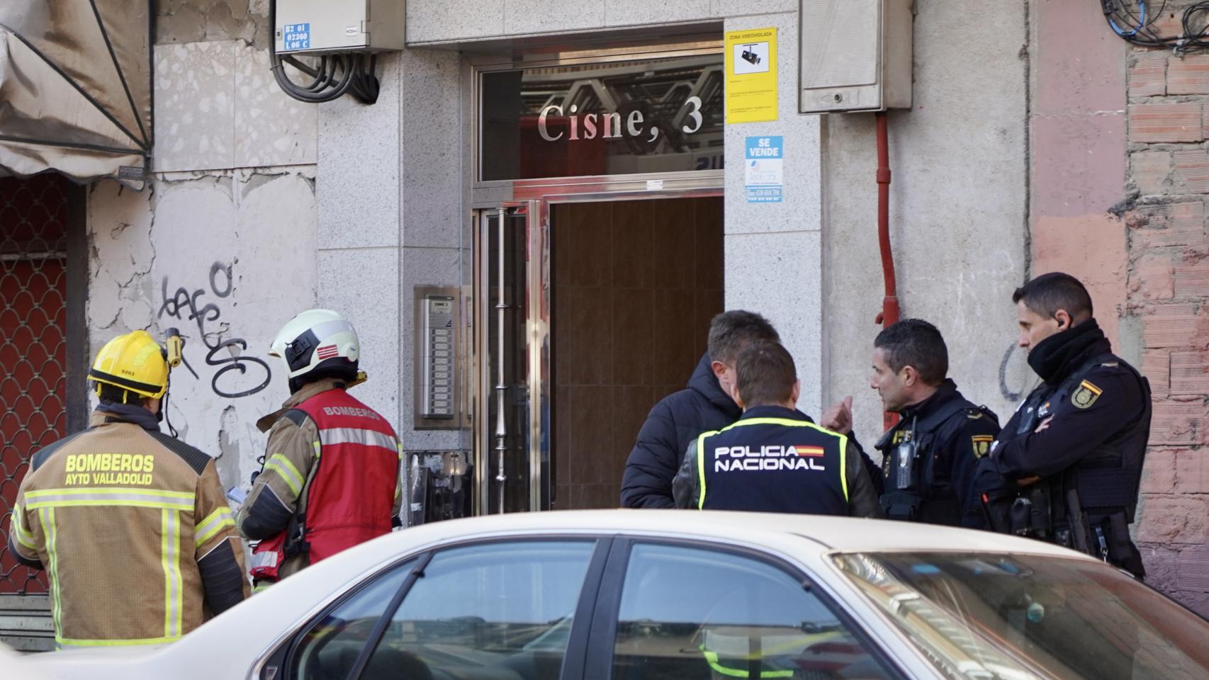 Bomberos de Valladolid y Policía Municipal de Valladolid en la calle Cisne