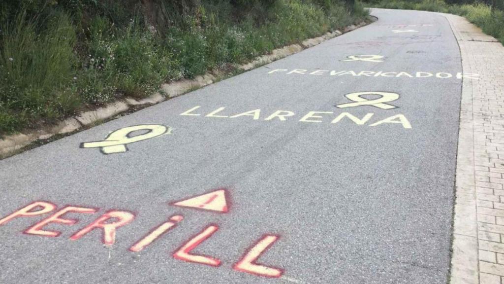 Pintadas en la carretera contra Llarena y su esposa.