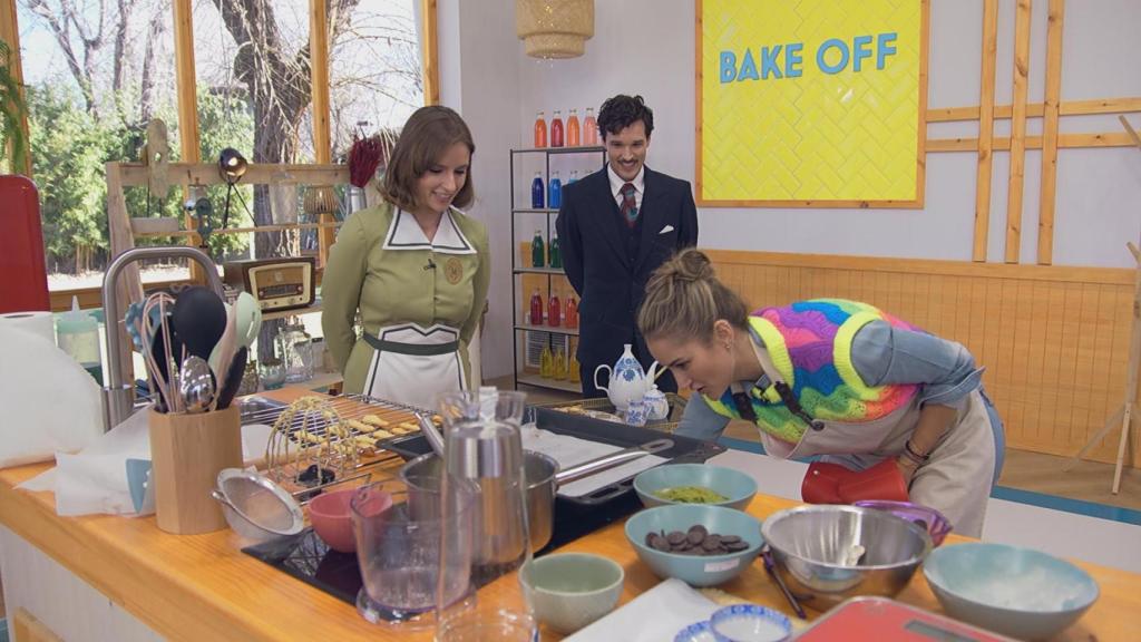 Los actores de 'La Moderna' con Alba Carrillo en 'Bake Off: famosos al horno'.