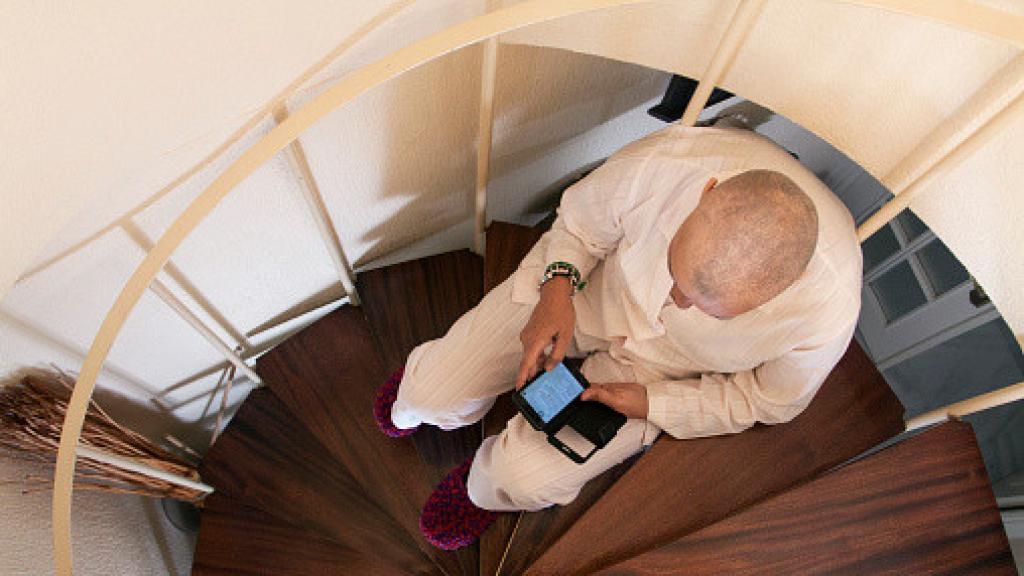 Imagen de archivo de una persona marcando un número de teléfono.