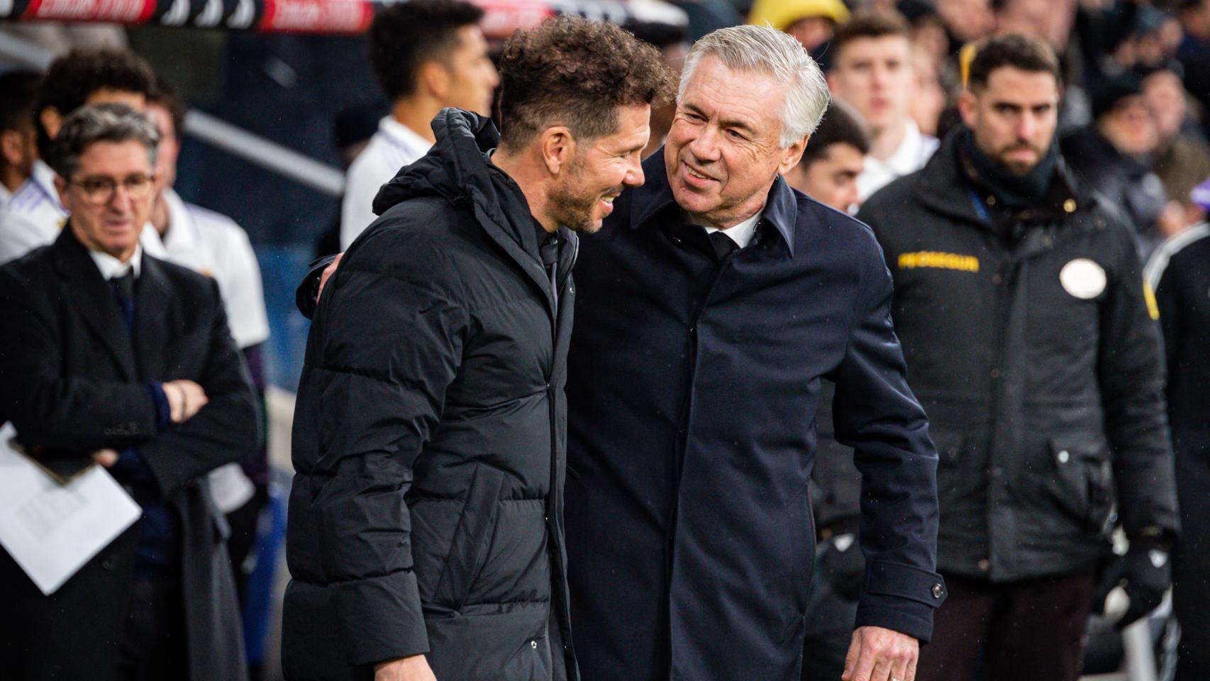 Simeone y Ancelotti se saludan antes de un derbi