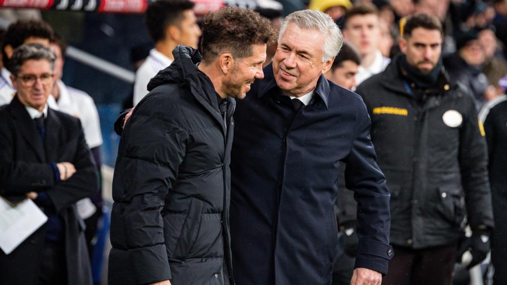 Simeone y Ancelotti se saludan antes de un derbi