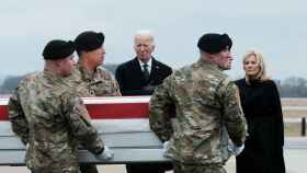 Biden presencia la llegada desde Jordania de los cadáveres de tres soldados estadounidenses
