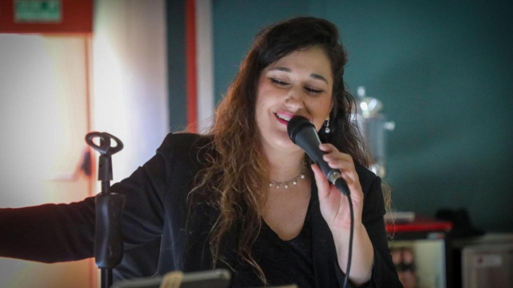 La artista Laura Cerdeño durante una de sus intervenciones en el emotivo acto