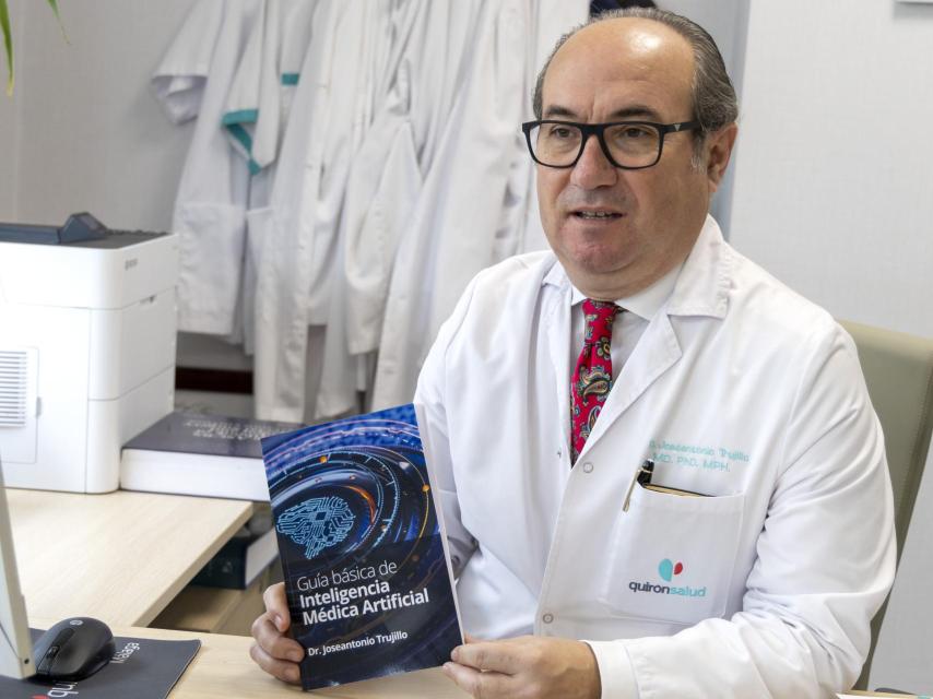 José Antonio Trujillo posa junto a su libro.