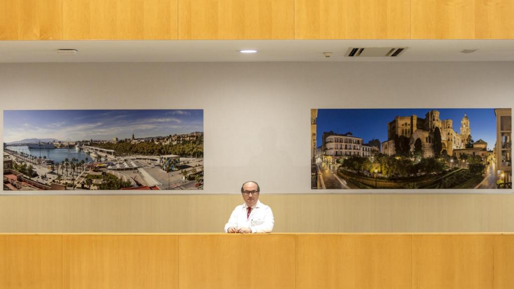 José Antonio Trujillo posa en el hospital Quirón de Málaga.