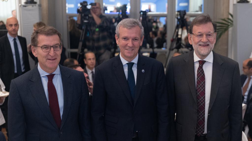 Alberto Núñez Feijóo, líder del PP, Alfonso Rueda, presidente de la Xunta de Galicia, y Mariano Rajoy, expresidente del Gobierno, durante un desayuno informativo en Madrid el pasado 17 de noviembre.