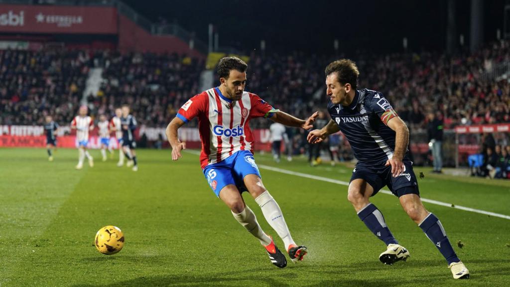 Mikel Oyarzabal trata de superar a Eric García