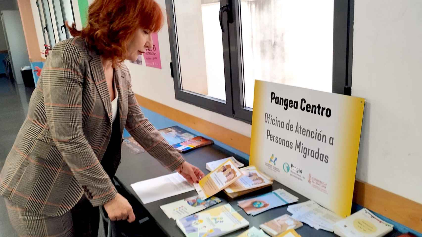 La concejala Paula León en una reciente visita a las oficinas Pangea de Alicante.
