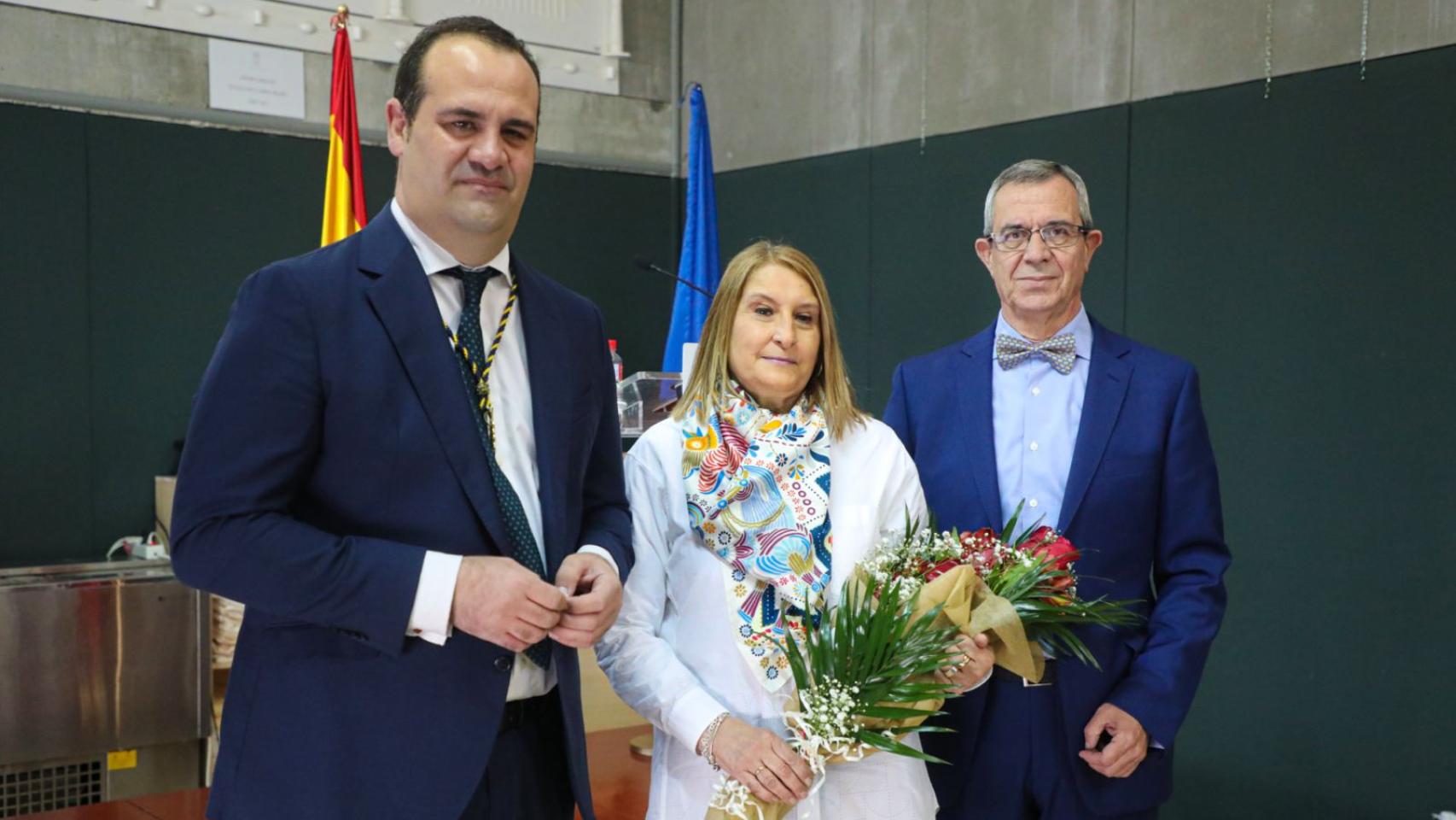 El alcalde de Santa Marta, David Mingo, junto al pregonero, José Luis García y su esposa