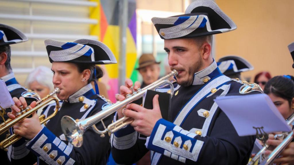 Integrantes de la Agrupación Musical “La Estrella” de Carbajosa durante la procesión