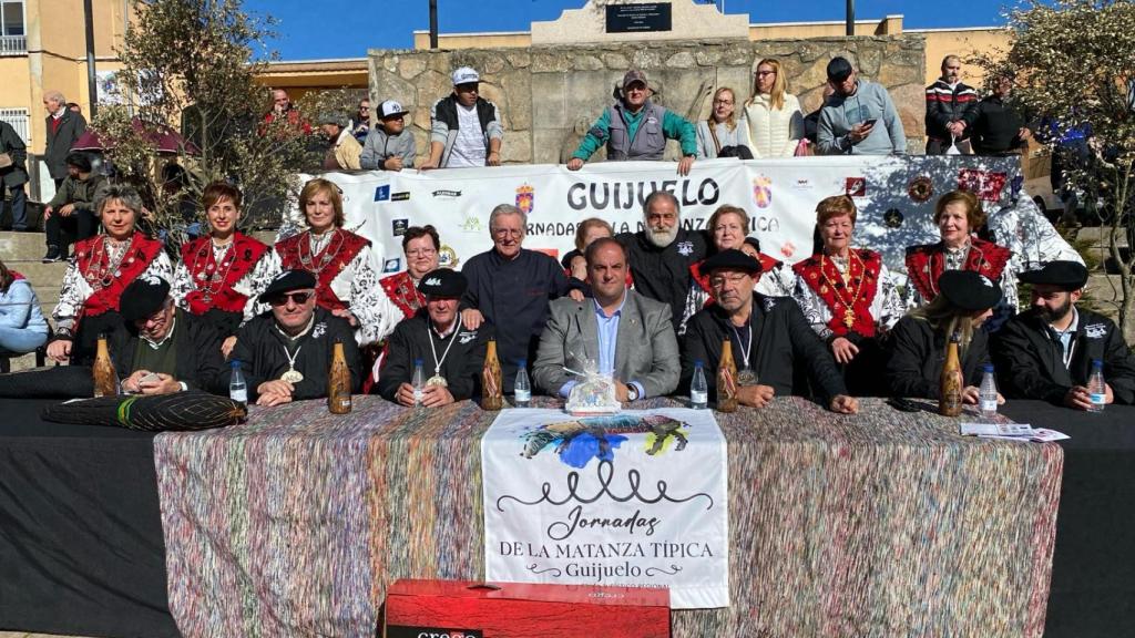 Imagen general de la primera jornada de la Matanza Tradicional de Guijuelo con el alcalde, Roberto Martín, y los matanceros de honor.