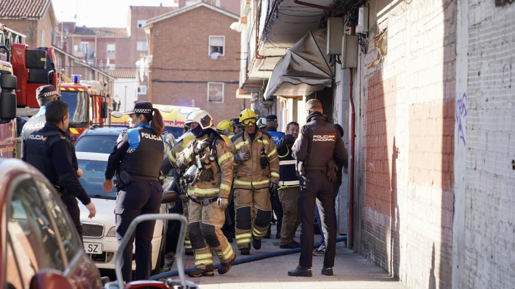 Bomberos de Valladolid y Policía Municipal de Valladolid en la calle Cisne