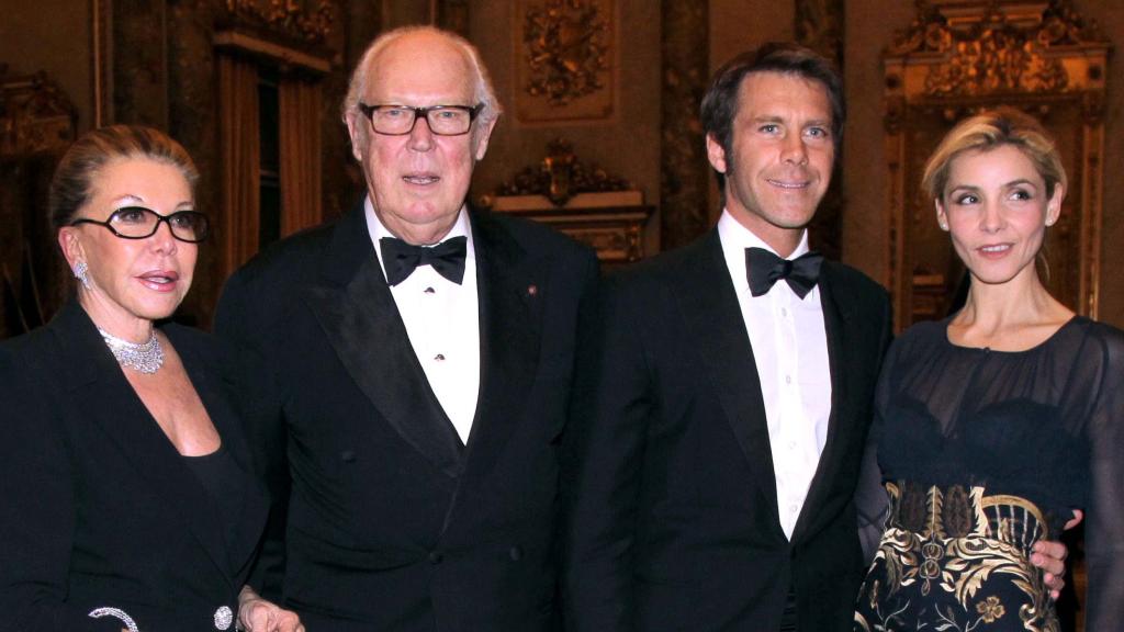 Víctor Manuel de Saboya junto a su mujer, hijo y nuera, durante una cena en Milán.