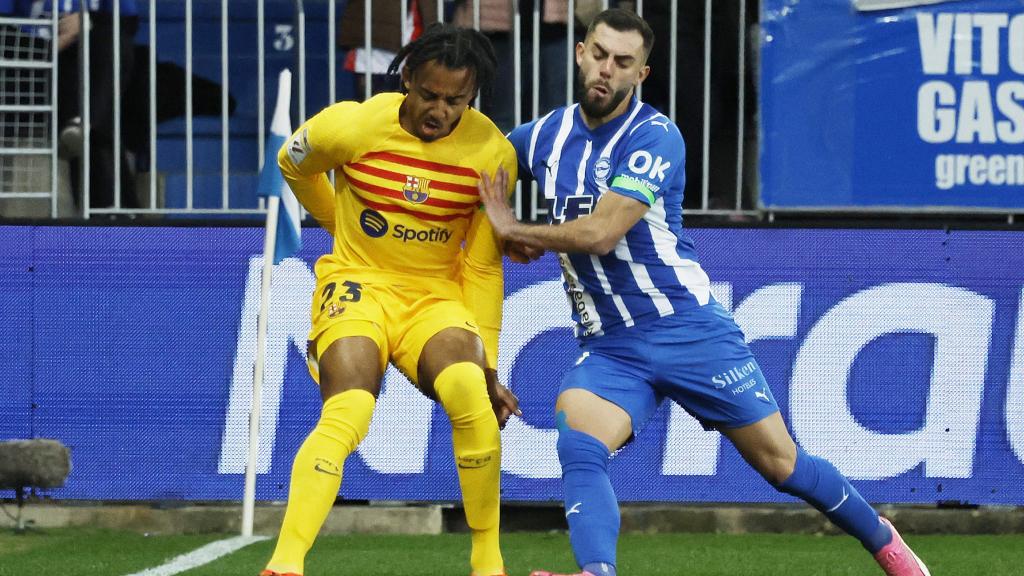 Kounde y Luis Rioja pelean por un balón