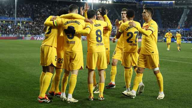 Los jugadores del Barcelona celebran el gol de Lewandowski frente al Alavés
