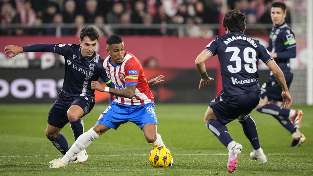 Savinho trata de regatear a Jon Aramburu