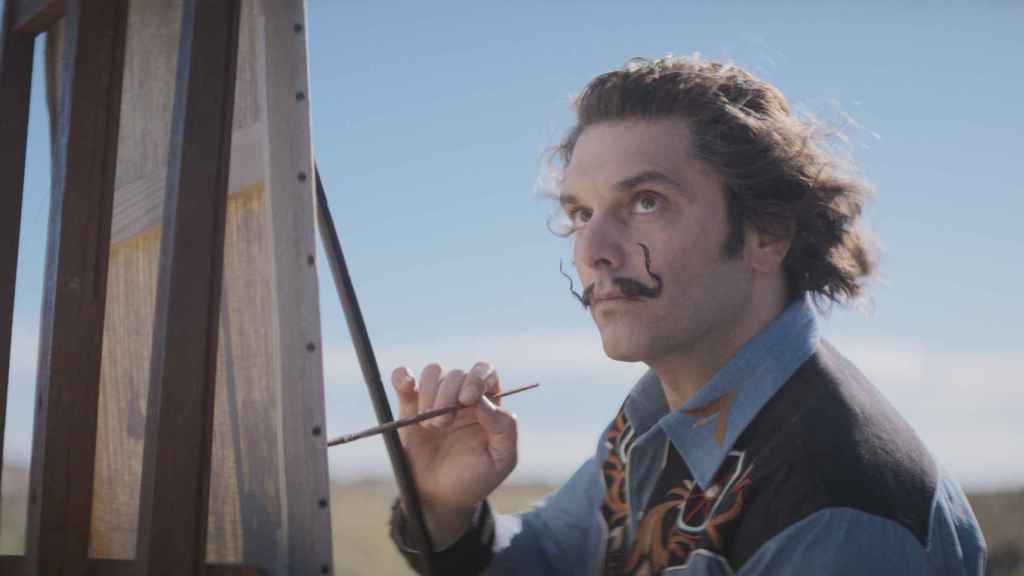 El actor Pio Marmaï en el papel de Salvador Dalí en la película 'Daaaaaalí!', de Quentin Dupieux.