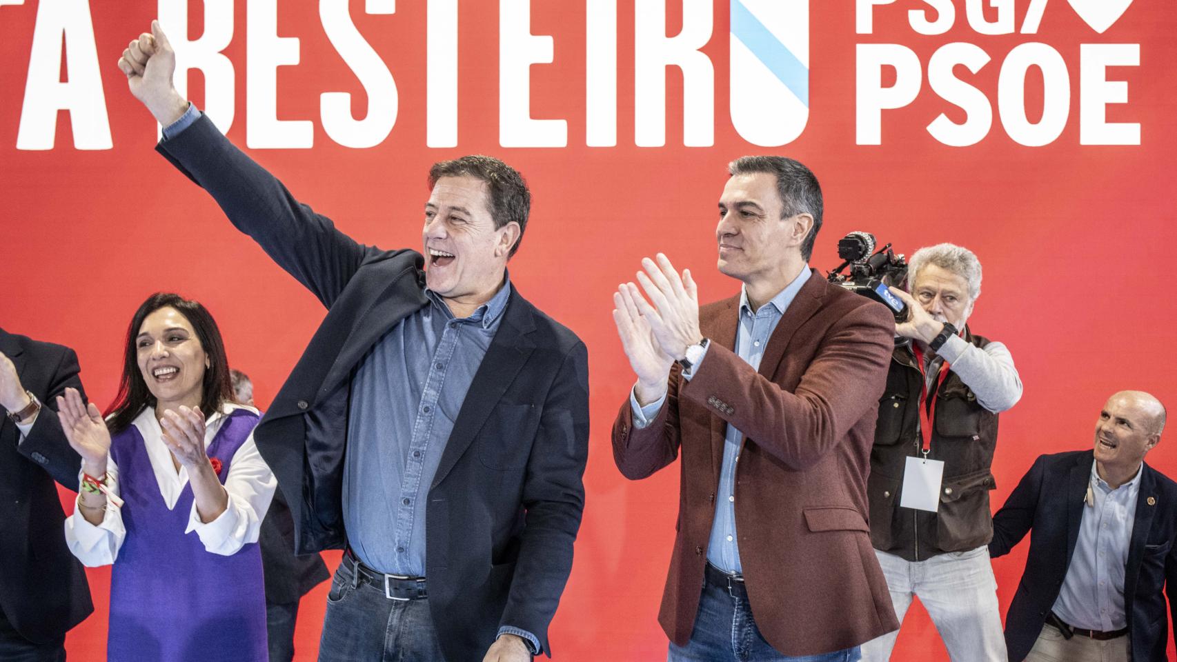 Pedro Sánchez (d), acompaña a José Ramón Gómez Besteiro (c), y la cabeza de lista por la provincia de Ourense, Carmen Dacosta (i)