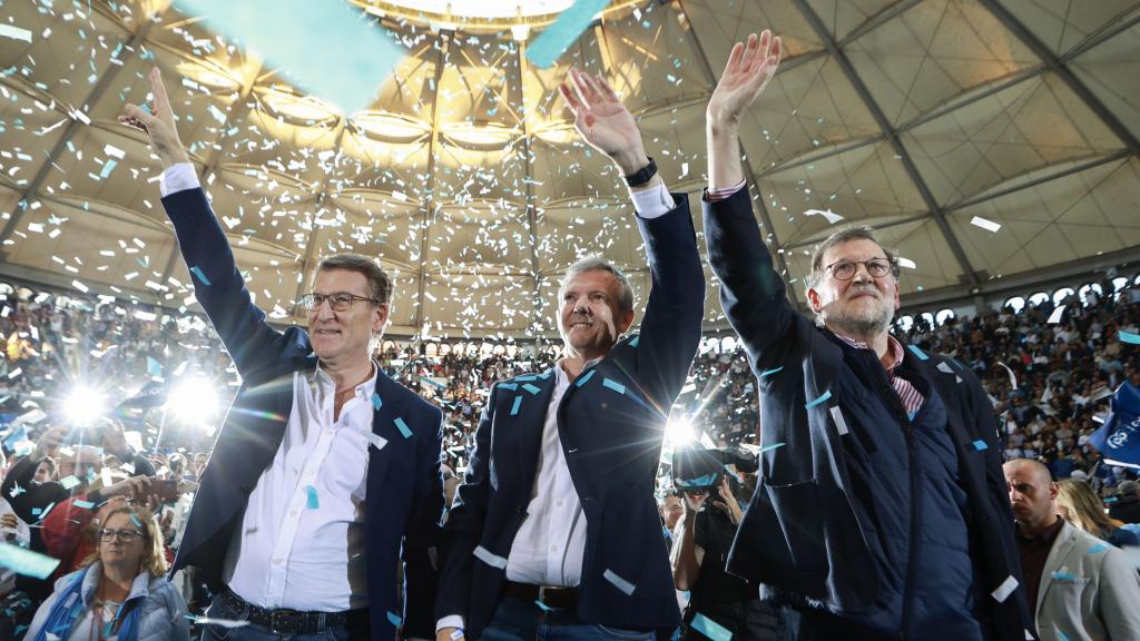 Feijóo, Rueda y Rajoy, este sábado en el mitin central del PP en la plaza de toros de Pontevedra.