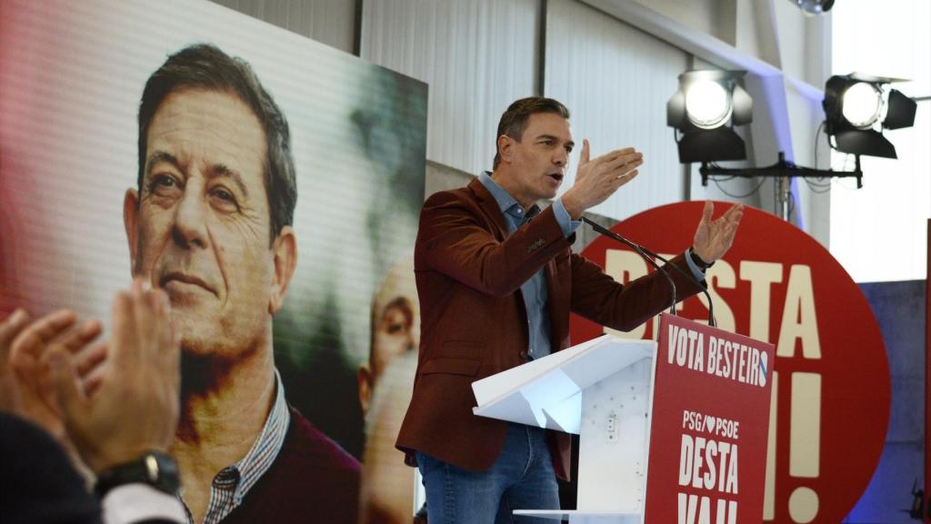 El presidente Pedro Sánchez, ante la imagen del candidato socialista José Ramón Gómez Besteiro, durante el mitin celebrado este sábado en Orense.