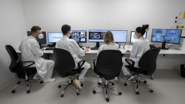 Técnicos en un hospital, en una imagen de archivo.