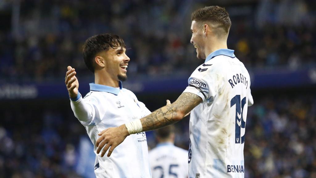 Kevin y Roberto celebran un gol en La Rosaleda.
