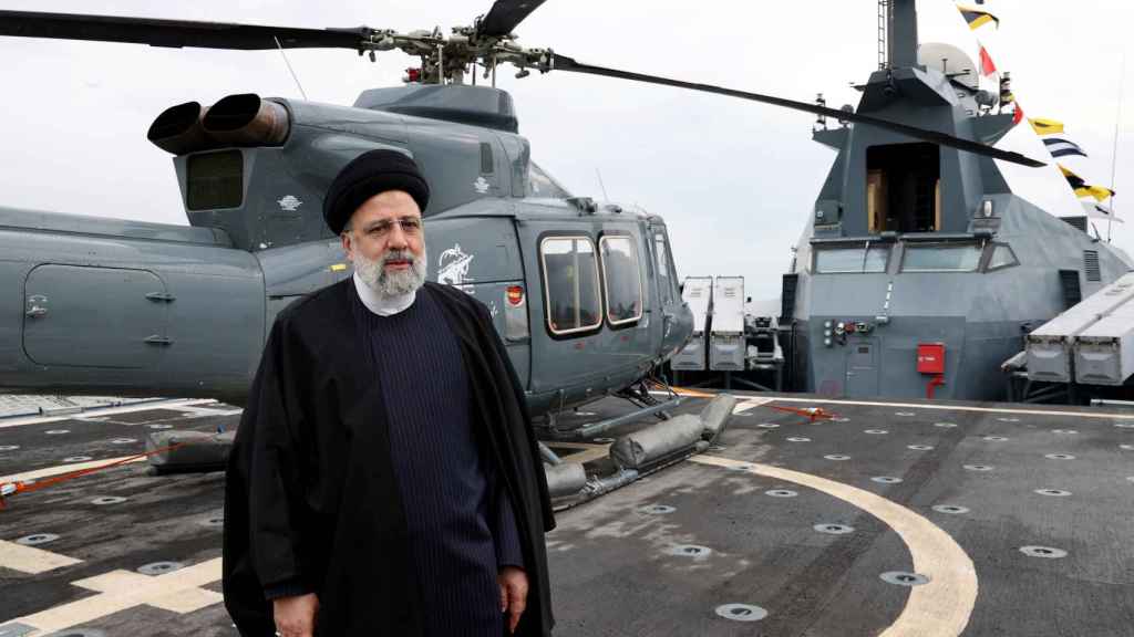 El presidente iraní, Ebrahim Raisi, visita la base naval del IRGC en el sur de Irán.