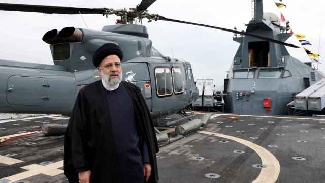El presidente iraní, Ebrahim Raisi, visita la base naval del IRGC en el sur de Irán.