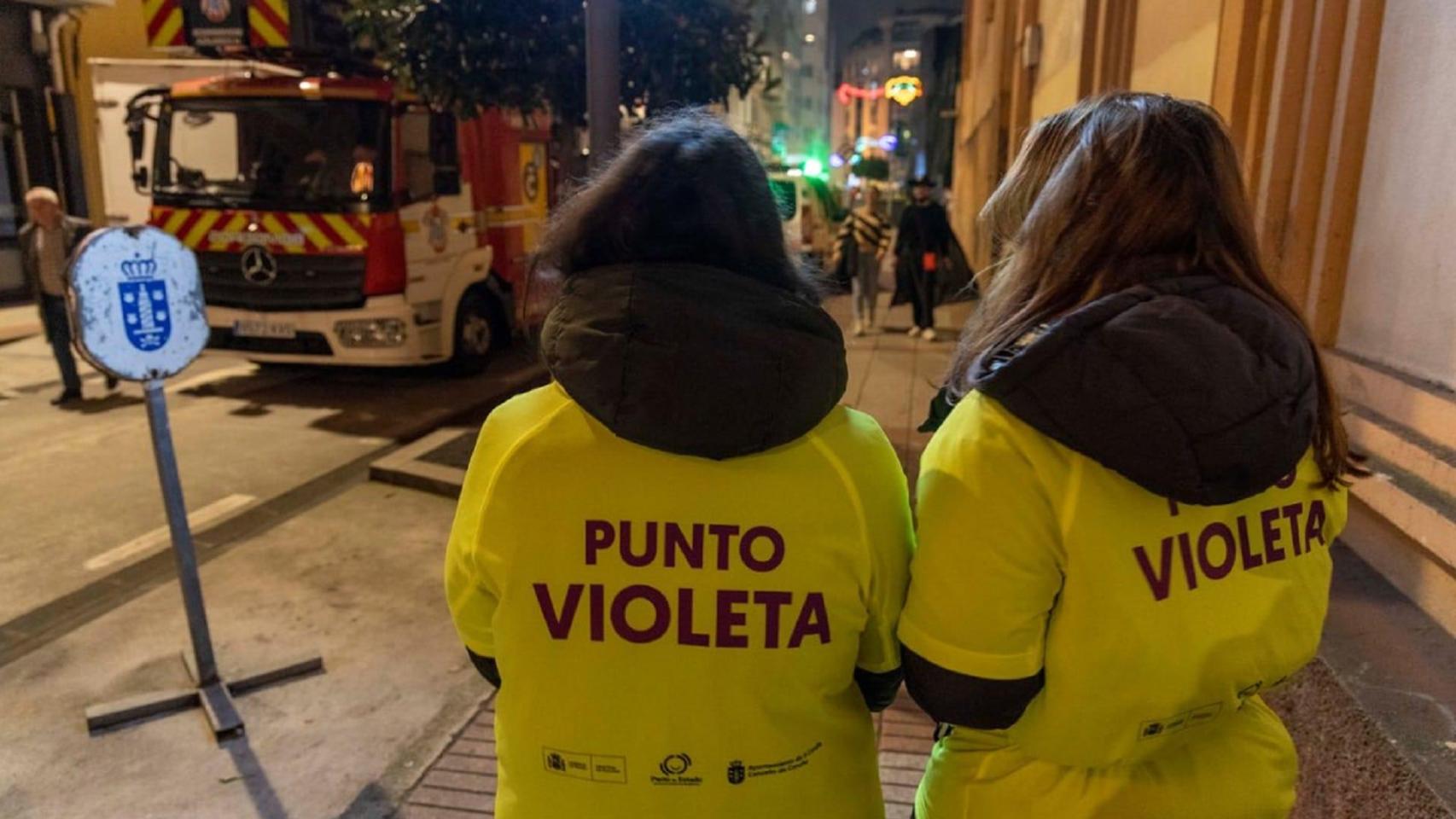 Dos técnicas del Punto Violeta de A Coruña durante una fiesta.