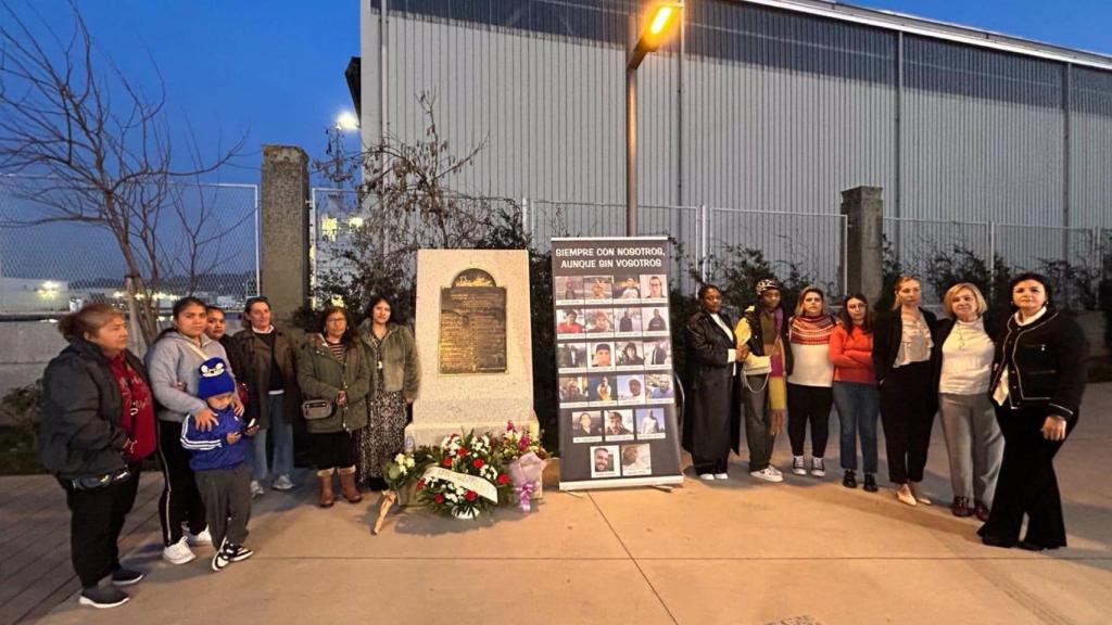 Familias del Pitanxo se concentra ante la placa conmemorativa de Marín.