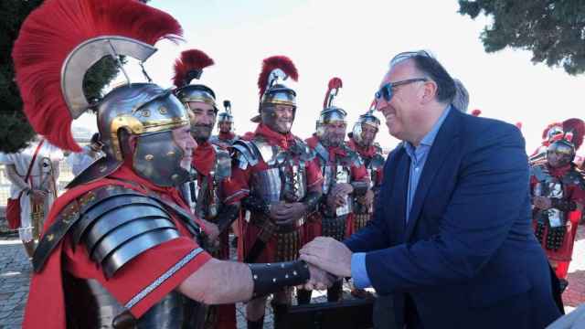 El consejero de Turismo, Arturo Bernal, en su visita a Itálica por la inauguración de su mirador al Teatro Romano.