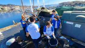 Voluntarios en la recogida de basura marina en Sanxenxo.